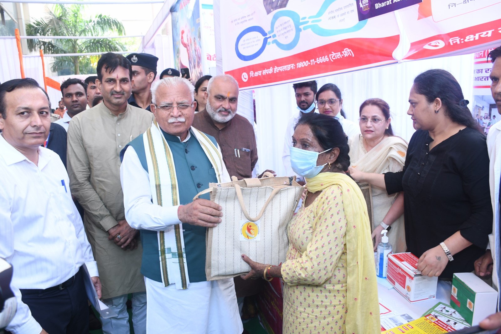 Union Minister Manohar Lal became a Nikshay Mitra by donating 15,000 rupees from his pocket.